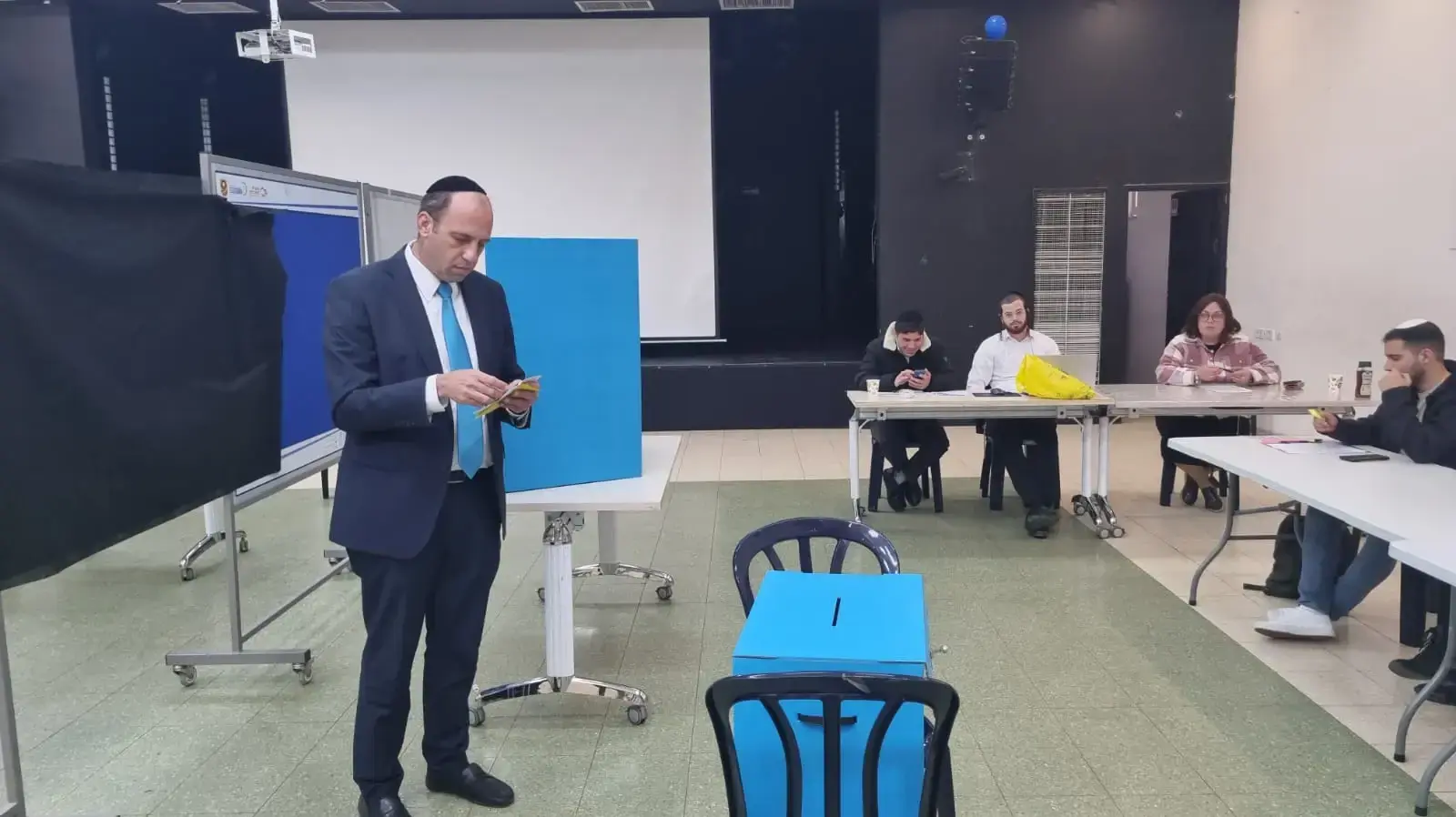 המועמד לראשות העיר בית שמש, שמואל גרינברג הצביע, 27 בפברואר 2024 המועמד לראשות העיר בית שמש, שמואל גרינברג הצביע, 27 בפברואר 2024