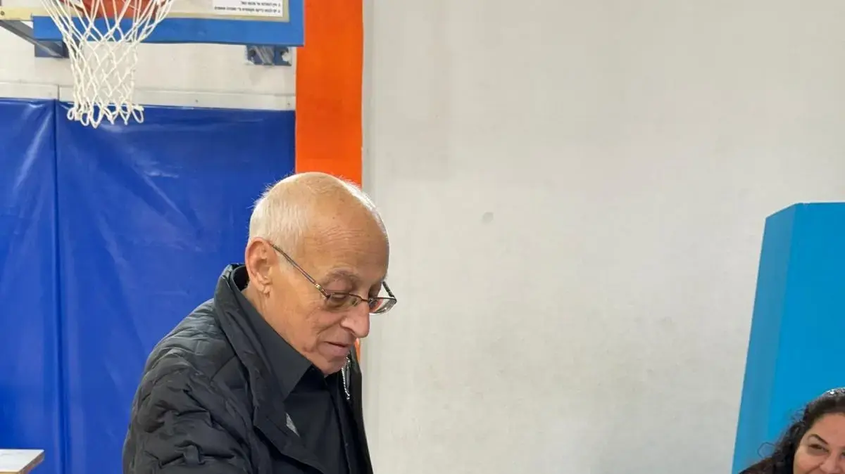 מוטי ששון מצביע בבחירות לראשות עיריית חולון, 27 בפברואר 2024 מוטי ששון מצביע בבחירות לראשות עיריית חולון, 27 בפברואר 2024