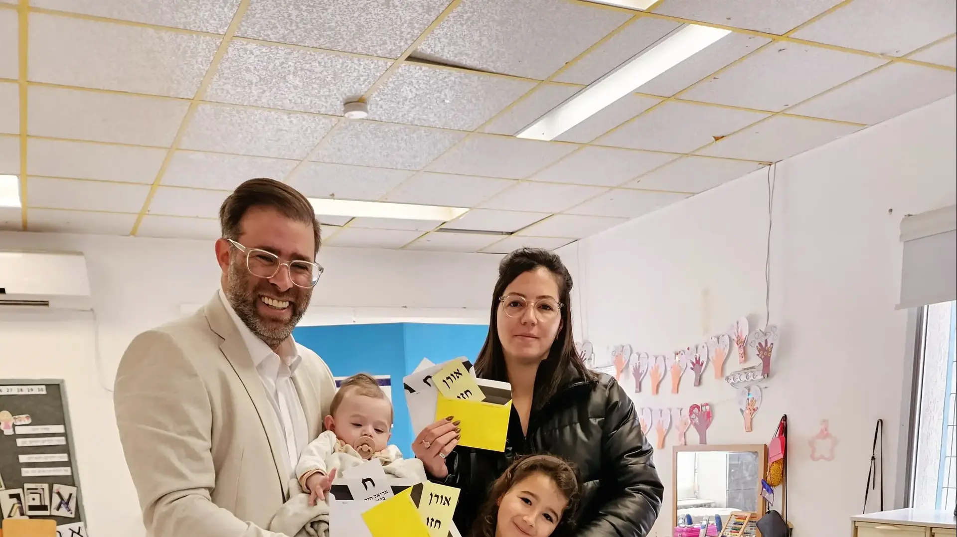 אורן חזן, הצביע עם רעייתו רינת וילדיהם בקלפי לראשות עיריית אריאל, 27 בפברואר 2024