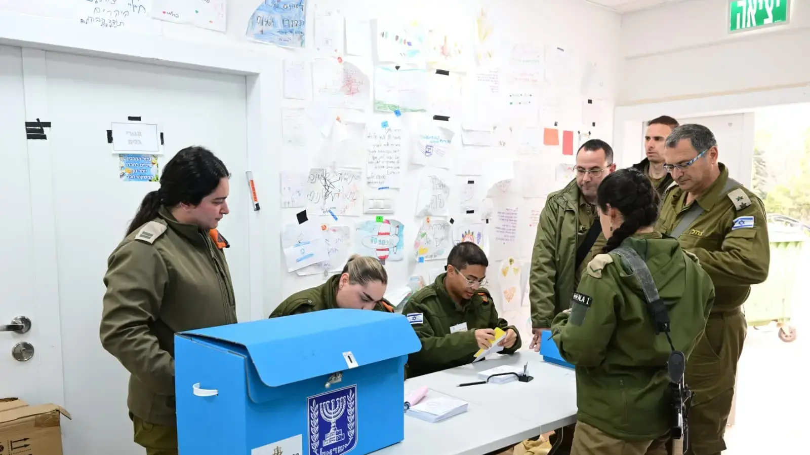 הצבעת חיילים בקלפי צבאית באחד משטחי הכינוס בגבול עזה, 27 בפברואר 2024 הצבעת חיילים בקלפי צבאית באחד משטחי הכינוס בגבול עזה, 27 בפברואר 2024