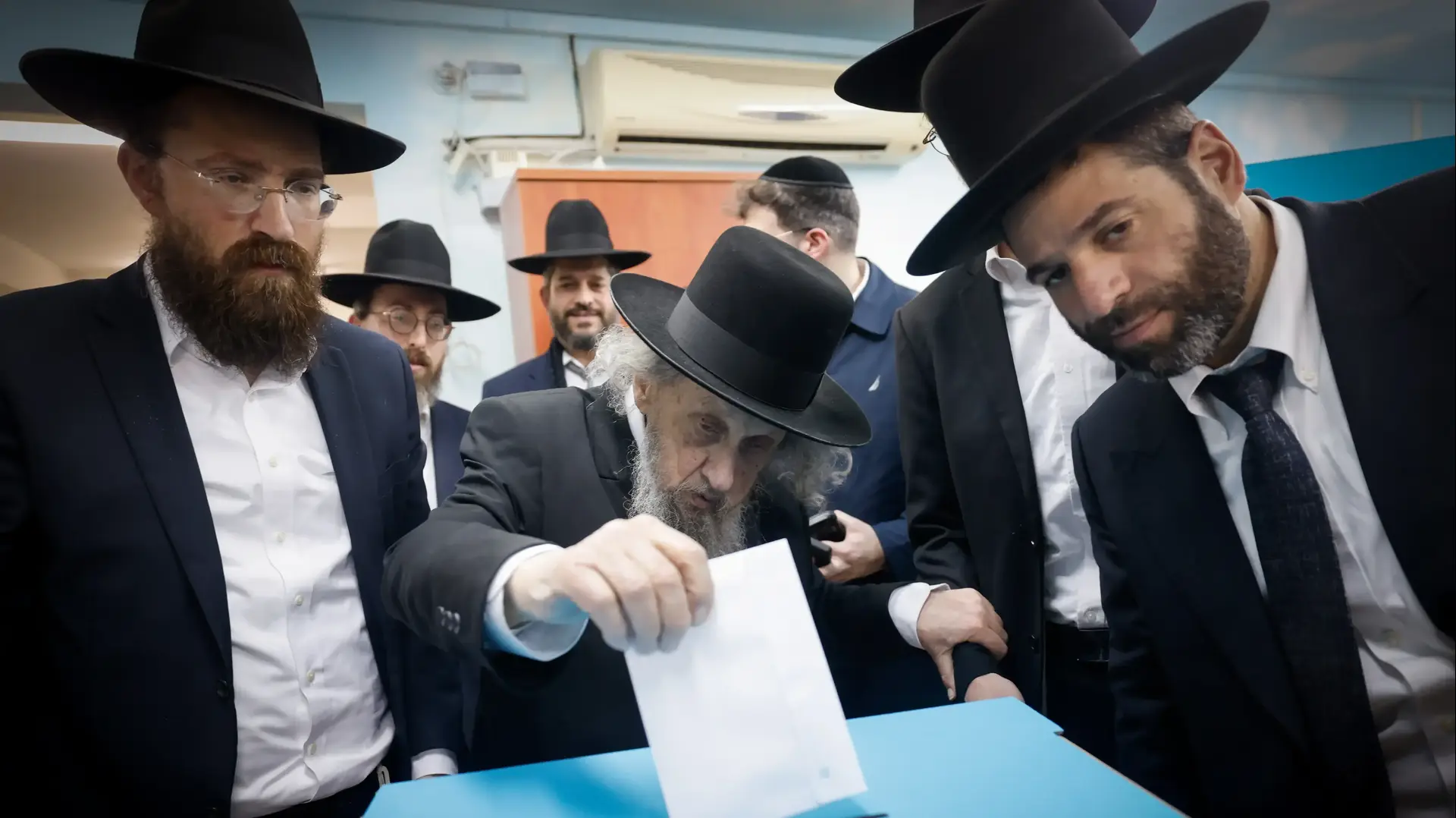 רבי משה הלל הירש מצביע ביום הבחירות לראשות העיר, בני ברק, 27 בפברואר 2024 רבי משה הלל הירש מצביע ביום הבחירות לראשות העיר, בני ברק, 27 בפברואר 2024