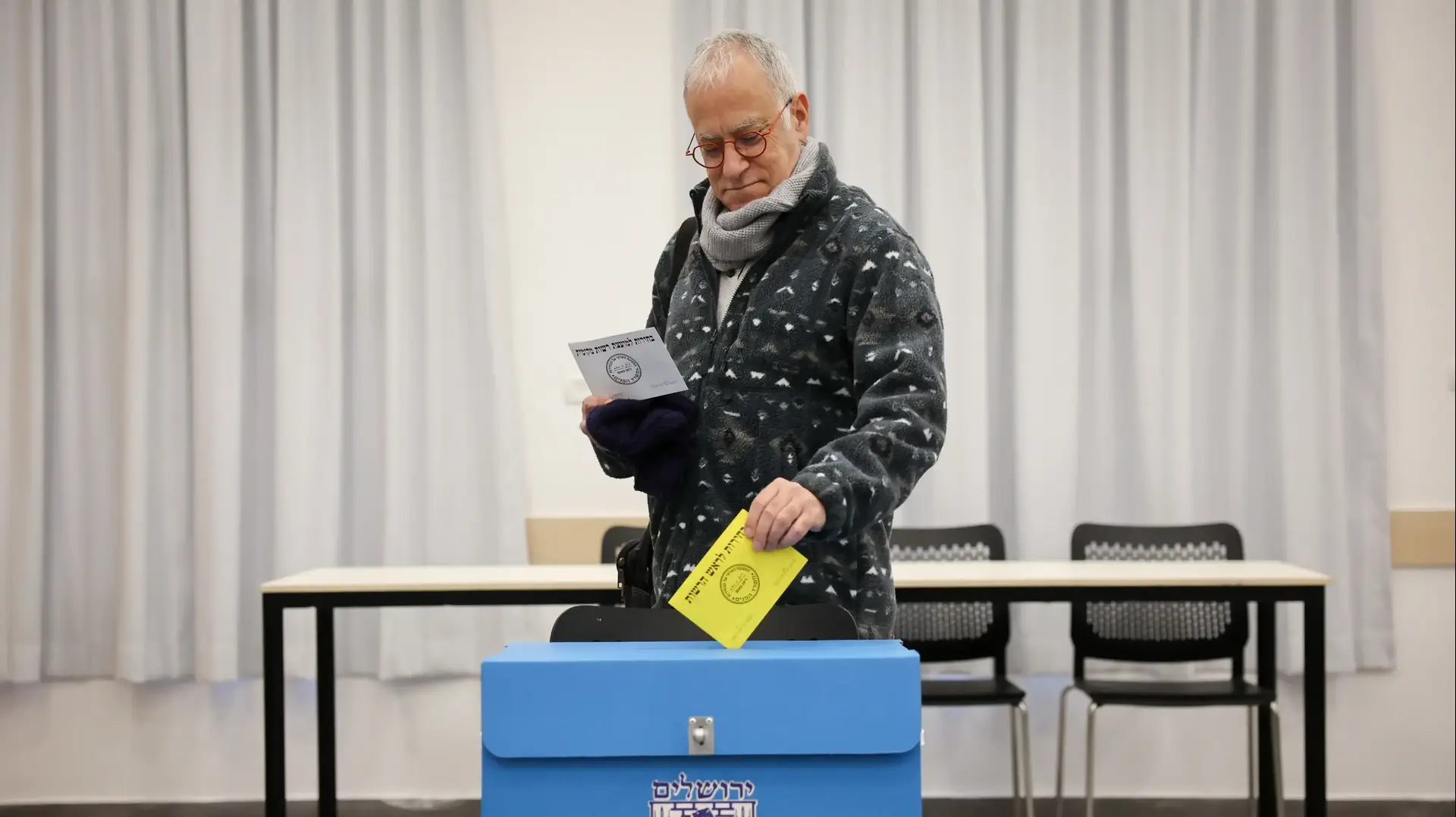 איש מצביע בבחירות לראשות העיר, 27 בפברואר 2024 איש מצביע בבחירות לראשות העיר, 27 בפברואר 2024