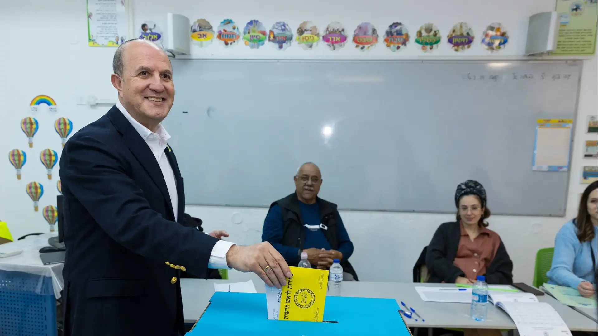 יחיאל לסרי מצביע בבחירות לראשות עיריית אשדוד,\ 27 בפברואר 2024