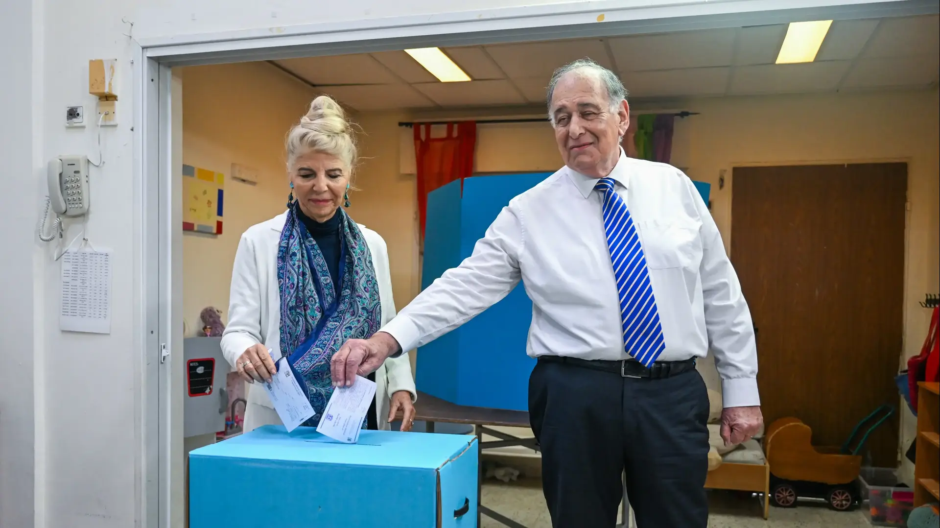 יונה יהב ורעייתו רבקה מצביעים בבחירות המקומיות לראשות עיריית חיפה, 27 בפברואר 2024 יונה יהב ורעייתו רבקה מצביעים בבחירות המקומיות לראשות עיריית חיפה, 27 בפברואר 2024