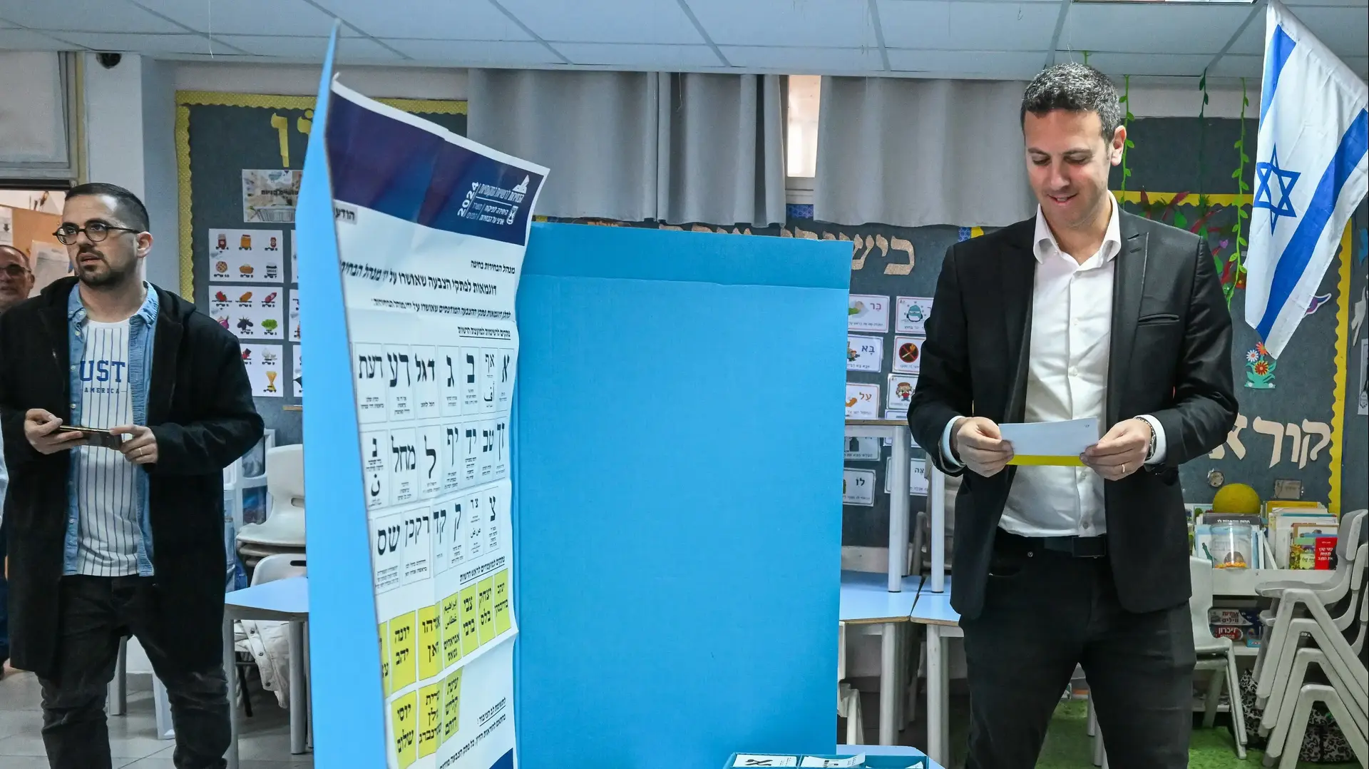 דוד עציוני מצביע בבחירות המקומיות לראשות עיריית חיפה, 27 בפברואר 2024 דוד עציוני מצביע בבחירות המקומיות לראשות עיריית חיפה, 27 בפברואר 2024