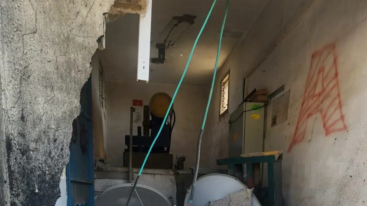נזקי פגיעת רקטה בבית, קרית שמונה, 28 בפברואר 2024 נזקי פגיעת רקטה בבית, קרית שמונה, 28 בפברואר 2024