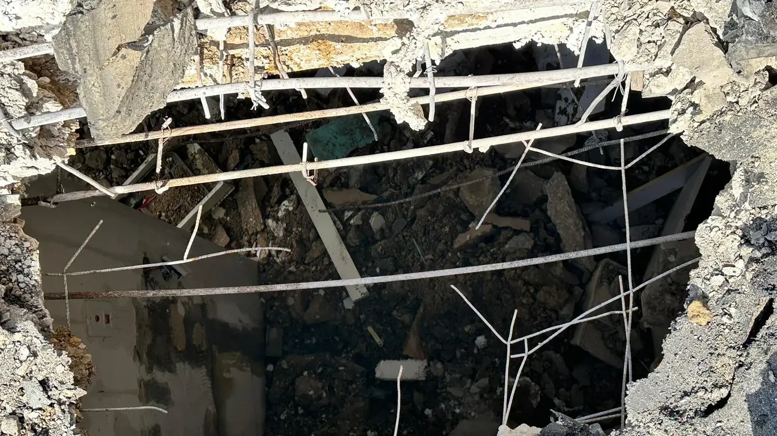 נזקי פגיעת רקטה בבית, קרית שמונה, 28 בפברואר 2024 נזקי פגיעת רקטה בבית, קרית שמונה, 28 בפברואר 2024