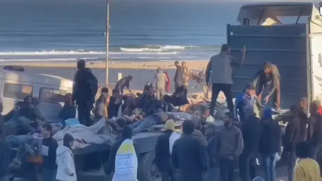 הרוגים פלסטינים לאחר הכנסבת ציוד הומניטרי, ברחוב א-רשיד,עזה, 29 בפברואר 2024 הרוגים פלסטינים לאחר הכנסבת ציוד הומניטרי, ברחוב א-רשיד,עזה, 29 בפברואר 2024