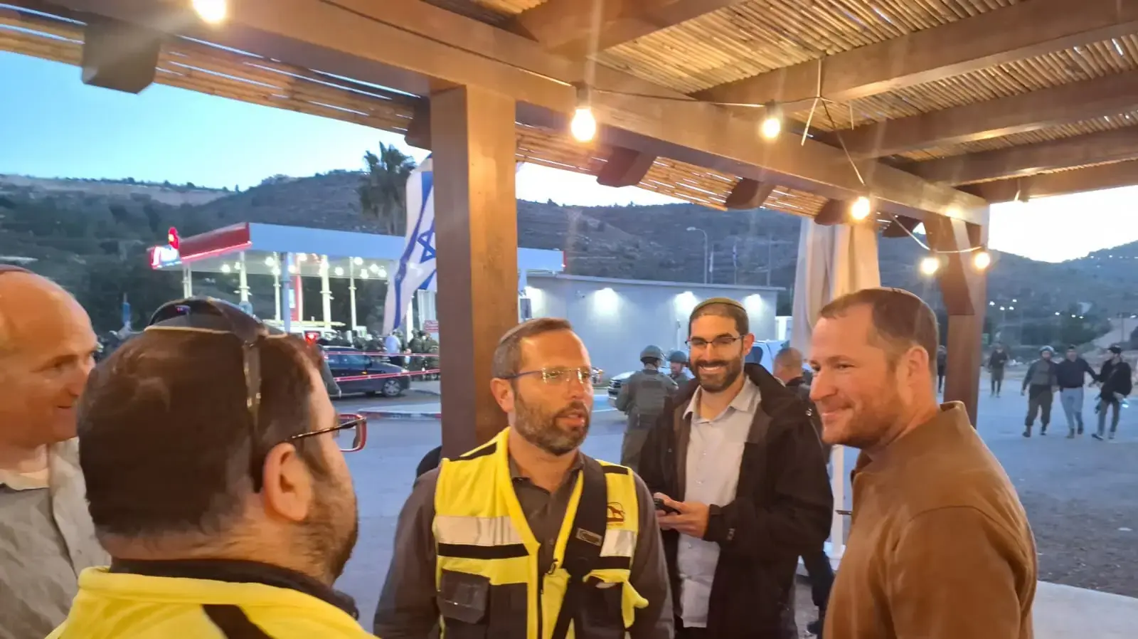 אביעד גזבר, בעלי חומוס אליהו שחיסל את המחבל. לצד ראש מועצת בנימין ישראל גנץ, 29 בפברואר 2024
