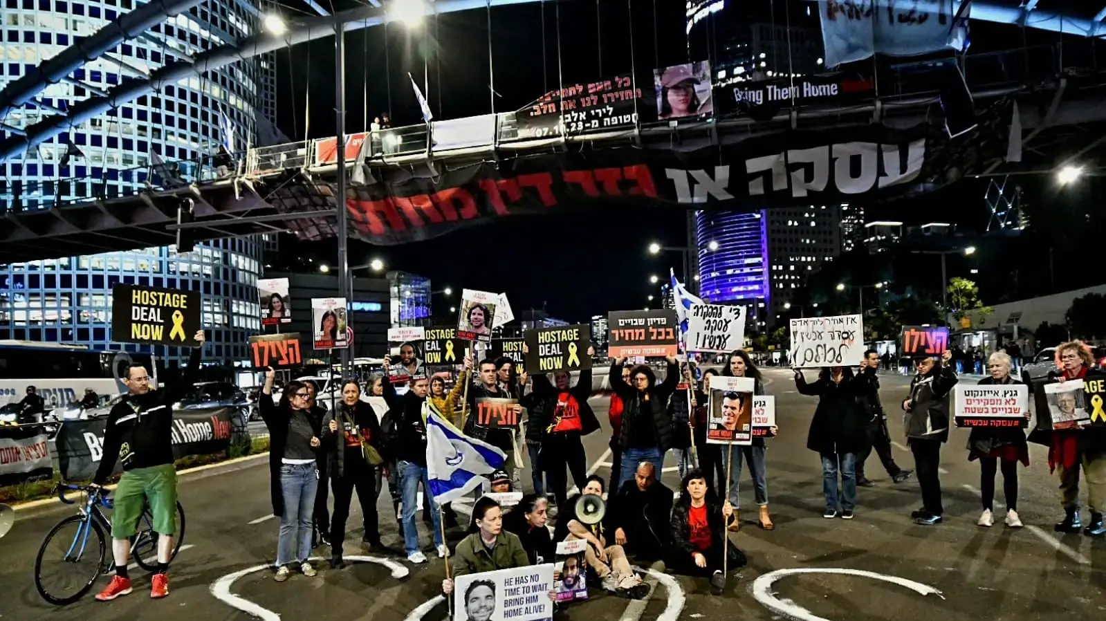 משפחות חטופים חוסמות את דרך בגין, 29 בפברואר 2024 משפחות חטופים חוסמות את דרך בגין, 29 בפברואר 2024