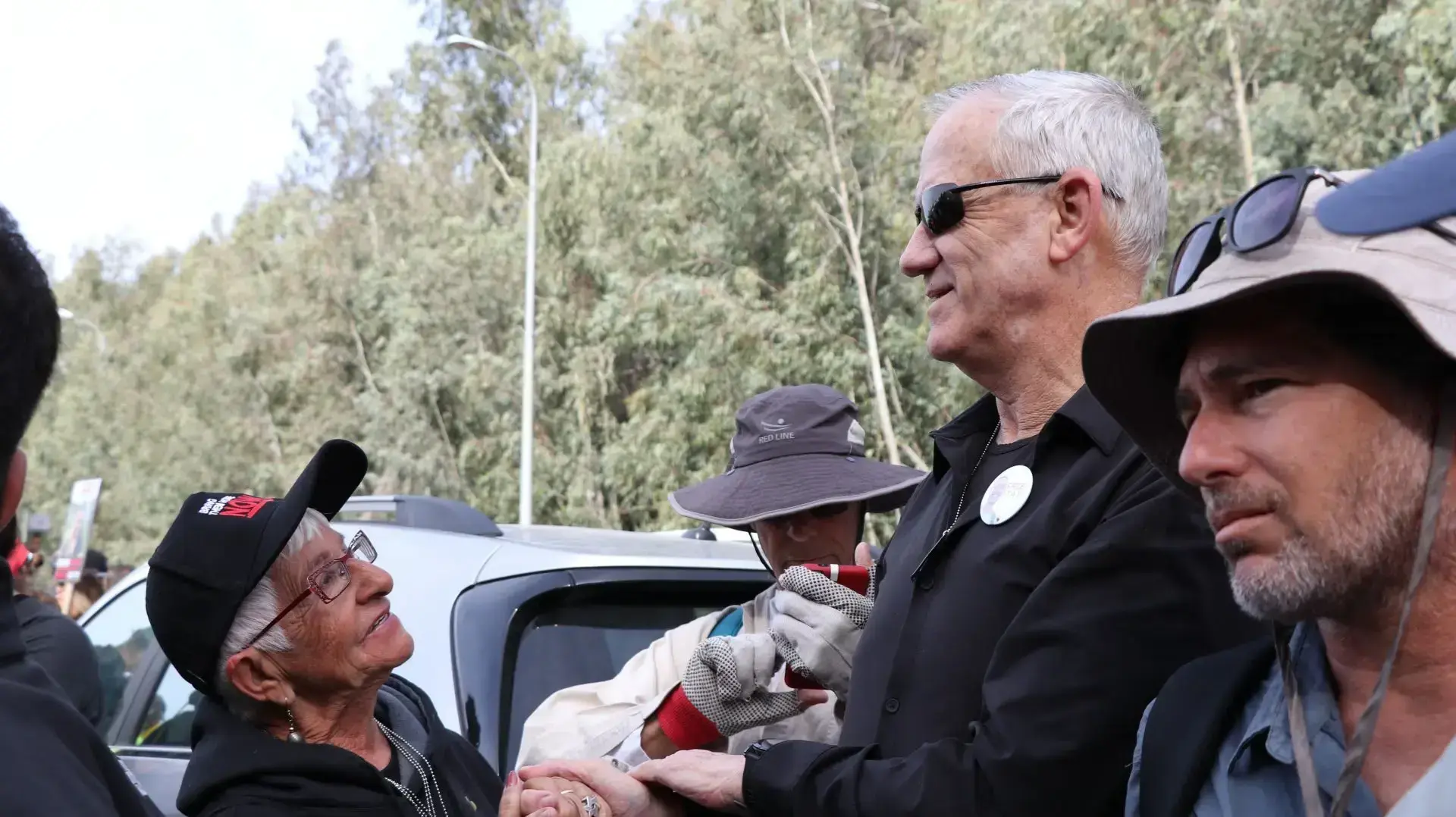 השרים בני גנץ וחילי טרופר בצעדת האלונקות של משפחות החטופים השרים בני גנץ וחילי טרופר בצעדת האלונקות של משפחות החטופים