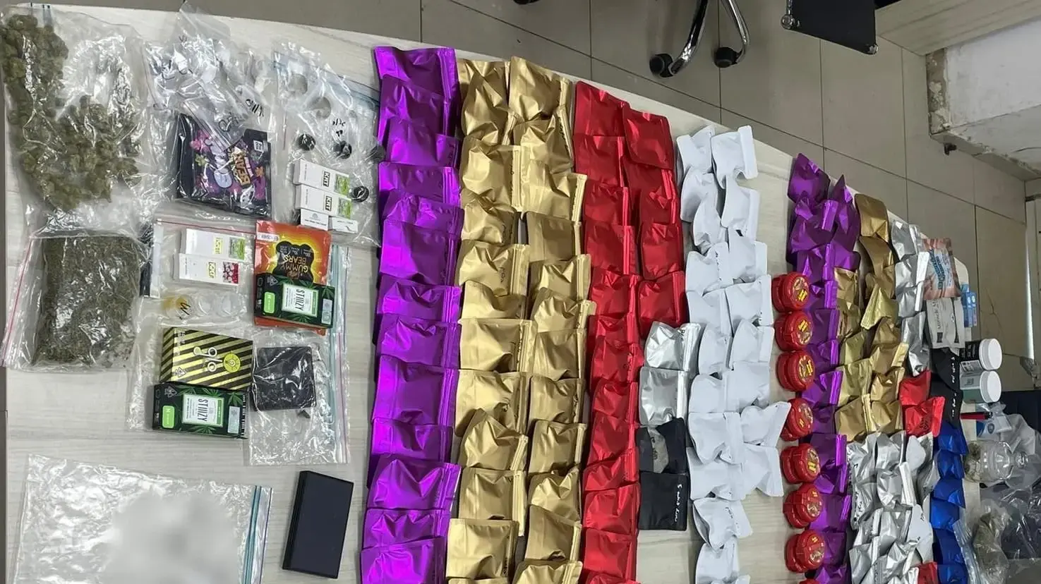 אריזות ממתקים ושקיות חלוקה שבהם חומרים החשודים כחשיש ומריחואנה אריזות ממתקים ושקיות חלוקה שבהם חומרים החשודים כחשיש ומריחואנה