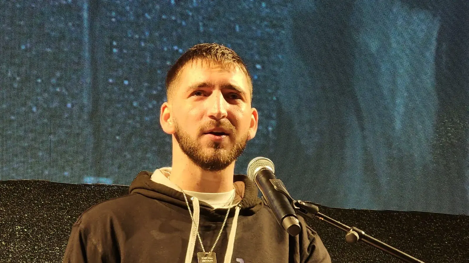 אור שנייברג, מוביל "דורשינוי", קצין במיל׳ שנפצע קשה בלחימה בחאן יונס. הפגנה נגד הממשלה בקפלן.
אור שנייברג, מוביל "דורשינוי", קצין במיל׳ שנפצע קשה בלחימה בחאן יונס. הפגנה נגד הממשלה בקפלן.
