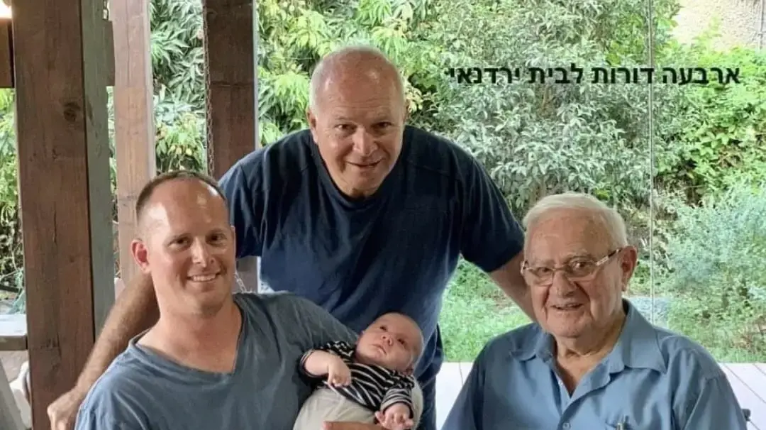 מרדכי "חוזקה" ירדנאי לצד משפחתו מרדכי "חוזקה" ירדנאי לצד משפחתו
