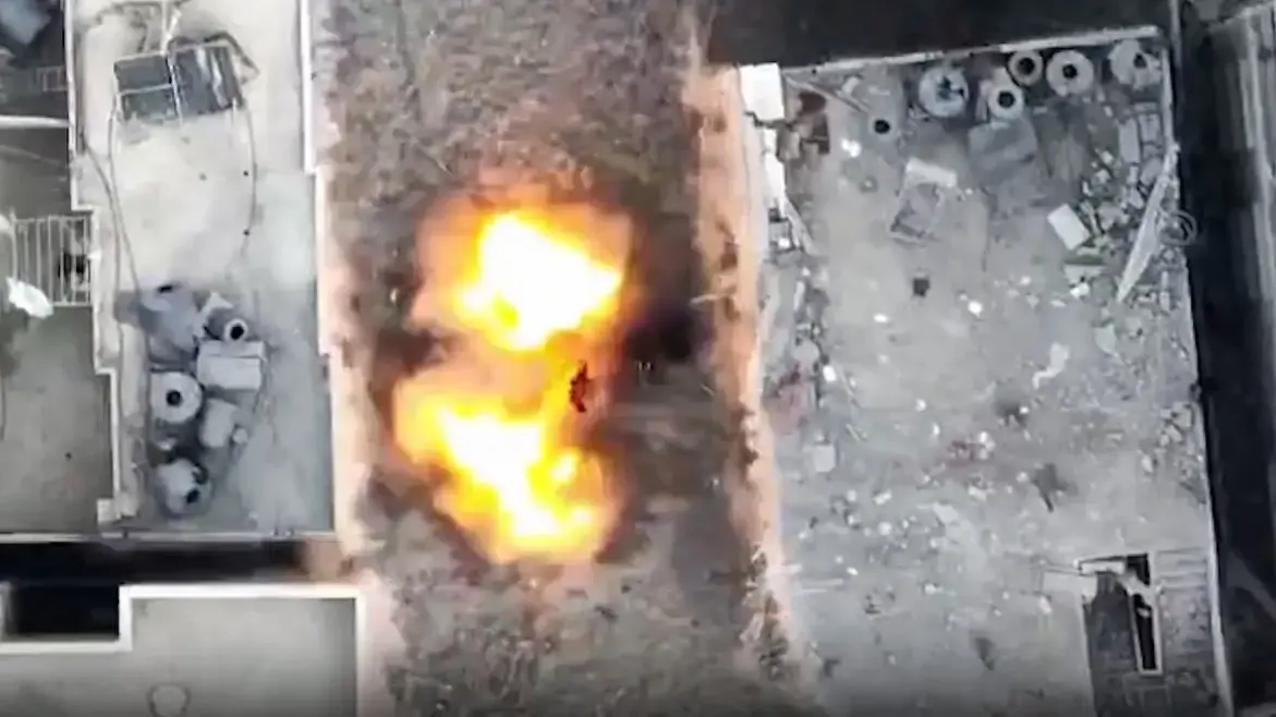 רגע חיסול המחבלים ששינעו אמצעי לחימה ומטענים בעזה
רגע חיסול המחבלים ששינעו אמצעי לחימה ומטענים בעזה