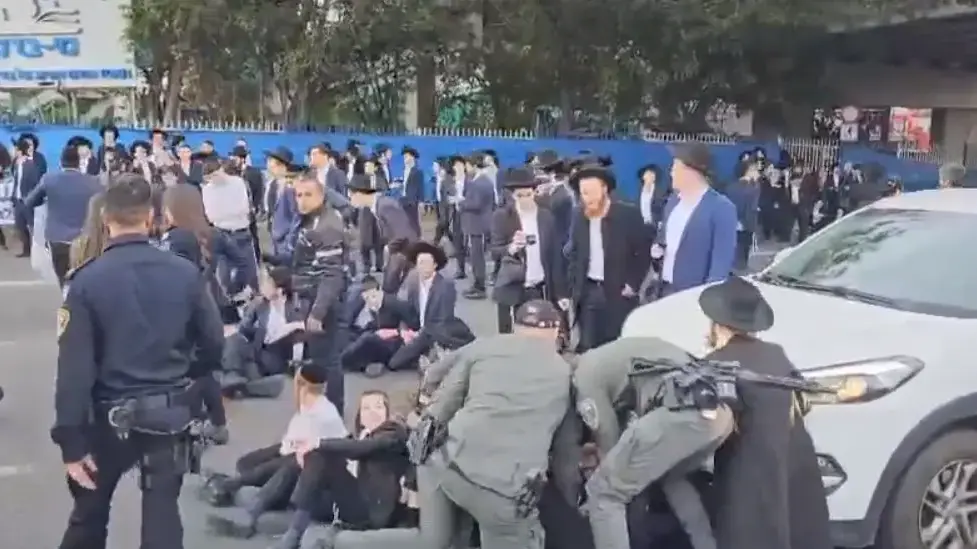 חרדים קיצוניים מוחים על הכוונה לגייס חרדים, כביש 4 באזור צומת קוקה קולה, 4 במרץ 2024 חרדים קיצוניים מוחים על הכוונה לגייס חרדים, כביש 4 באזור צומת קוקה קולה, 4 במרץ 2024
