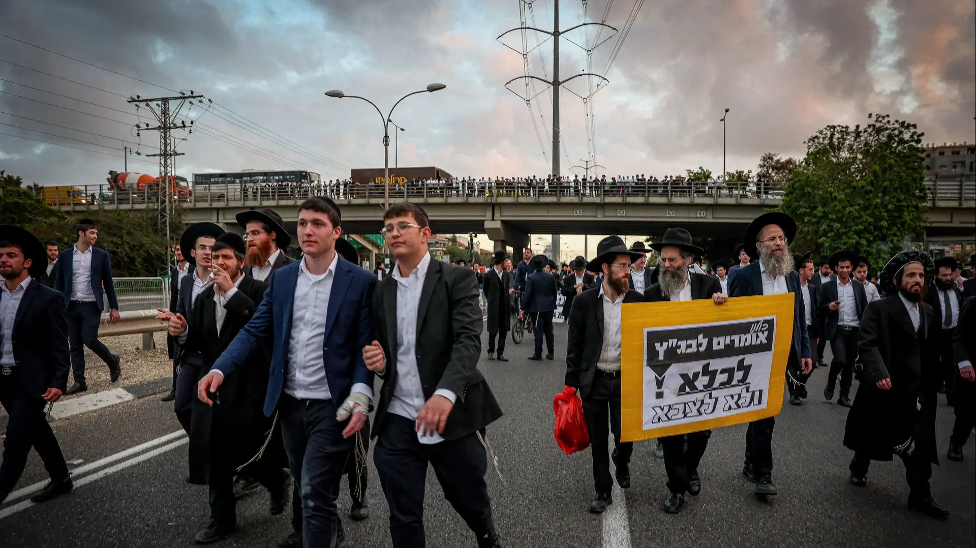חרדים קיצוניים מוחים על הכוונה לגייס חרדים, כביש 4 באזור צומת קוקה קולה, 4 במרץ 2024 חרדים קיצוניים מוחים על הכוונה לגייס חרדים, כביש 4 באזור צומת קוקה קולה, 4 במרץ 2024