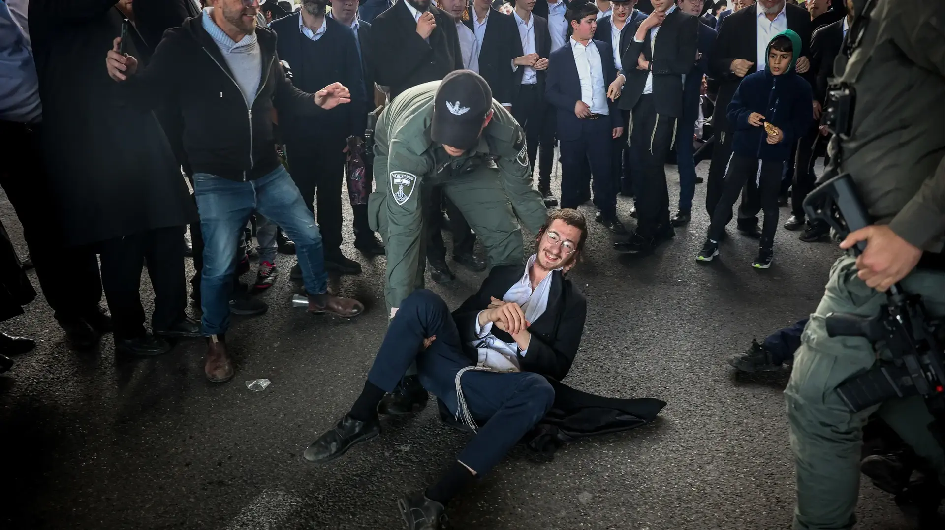 חרדים קיצוניים מוחים על הכוונה לגייס חרדים, כביש 4 באזור צומת קוקה קולה, 4 במרץ 2024 חרדים קיצוניים מוחים על הכוונה לגייס חרדים, כביש 4 באזור צומת קוקה קולה, 4 במרץ 2024