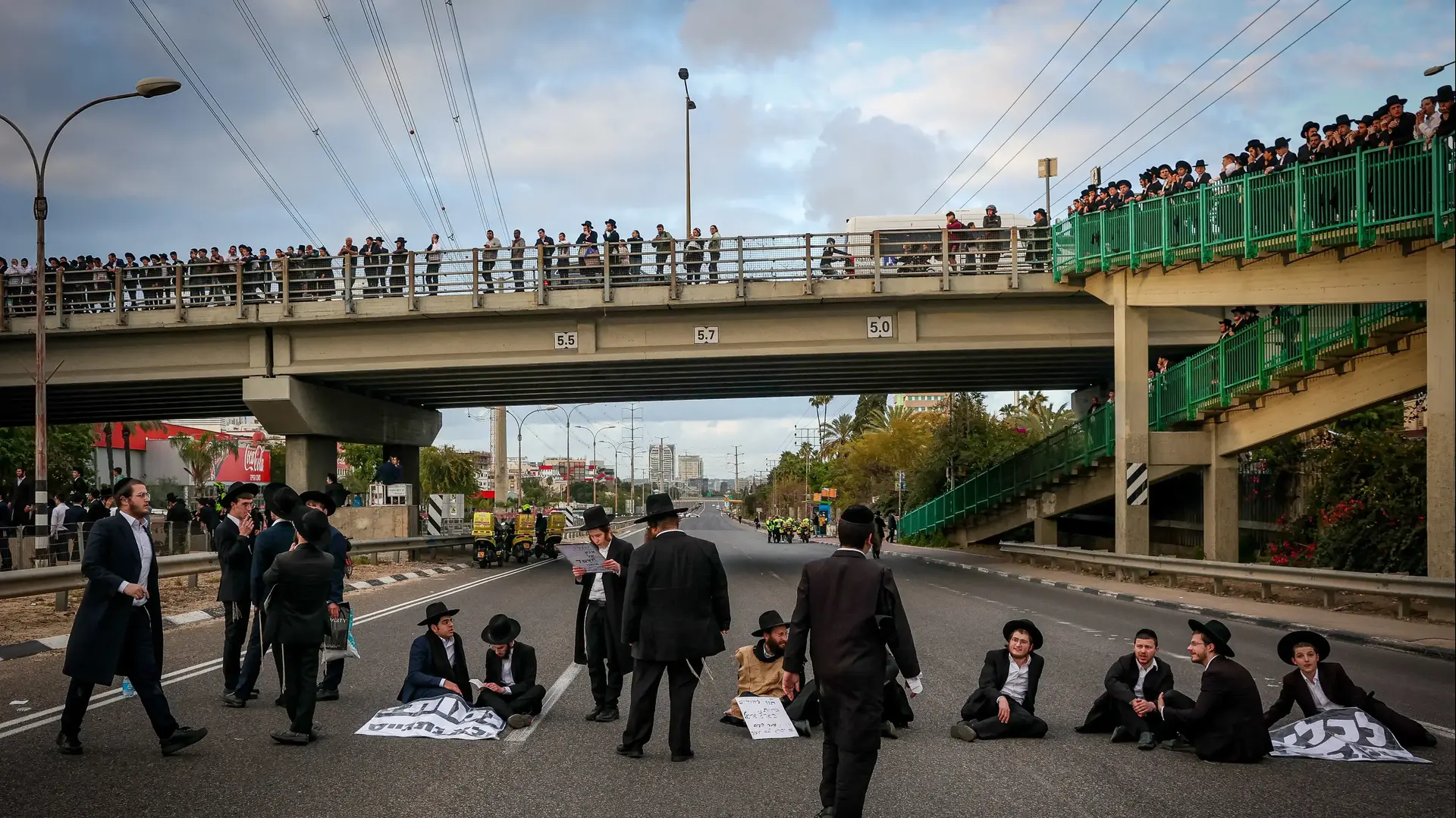 חרדים קיצוניים מוחים על הכוונה לגייס חרדים, כביש 4 באזור צומת קוקה קולה, 4 במרץ 2024 חרדים קיצוניים מוחים על הכוונה לגייס חרדים, כביש 4 באזור צומת קוקה קולה, 4 במרץ 2024