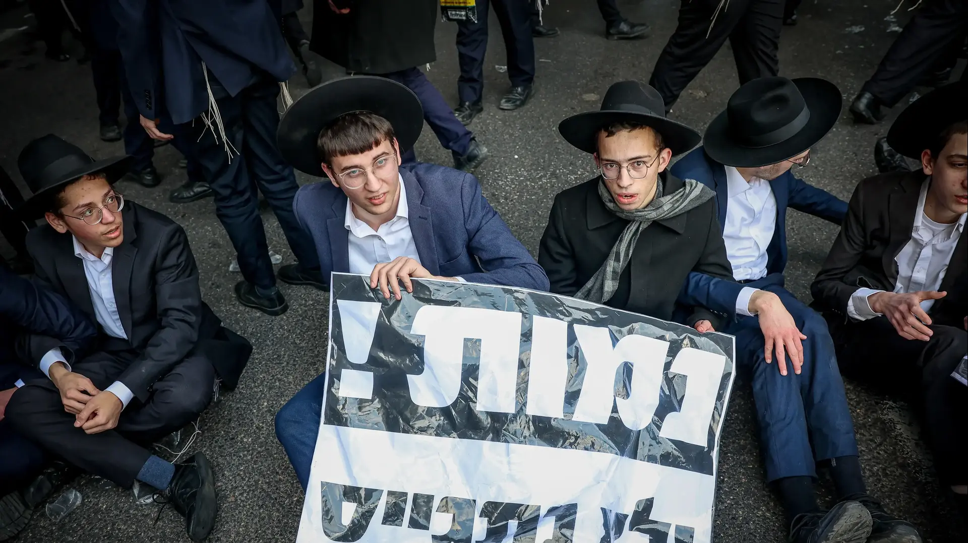 חרדים קיצוניים מוחים על הכוונה לגייס חרדים, כביש 4 באזור צומת קוקה קולה, 4 במרץ 2024