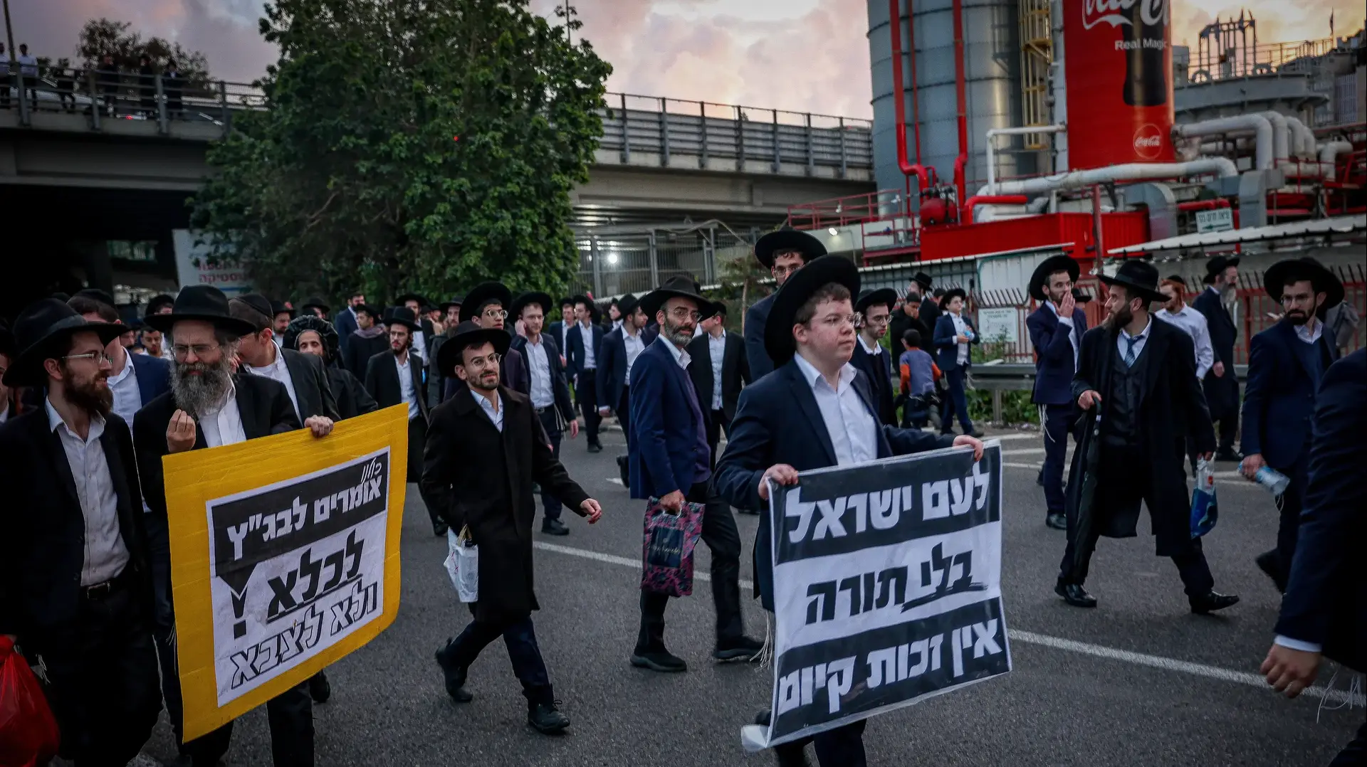 חרדים קיצוניים מוחים על הכוונה לגייס חרדים, כביש 4 באזור צומת קוקה קולה, 4 במרץ 2024 חרדים קיצוניים מוחים על הכוונה לגייס חרדים, כביש 4 באזור צומת קוקה קולה, 4 במרץ 2024