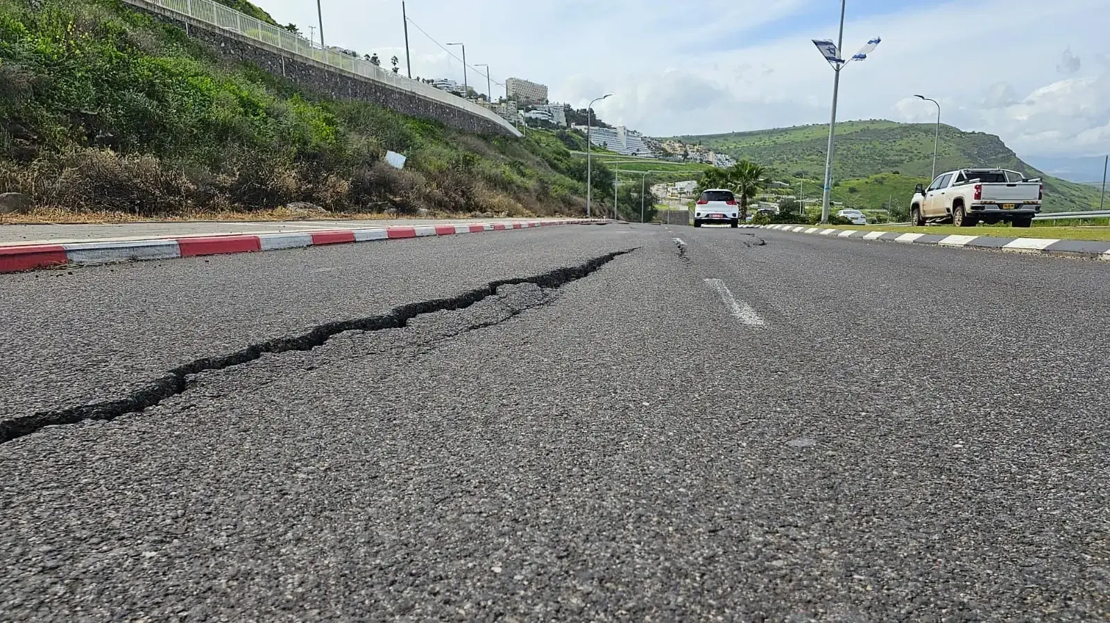 כביש אריאל שרון שמשמש ציר תנועה חיוני בכניסה לטבריה מצפון נסגר בשל תזוזת קרקע שגרמה לבורות בכביש