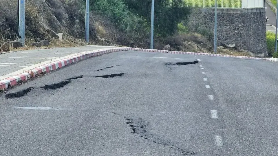 כביש אריאל שרון שמשמש ציר תנועה חיוני בכניסה לטבריה מצפון נסגר בשל תזוזת קרקע שגרמה לבורות בכביש כביש אריאל שרון שמשמש ציר תנועה חיוני בכניסה לטבריה מצפון נסגר בשל תזוזת קרקע שגרמה לבורות בכביש
