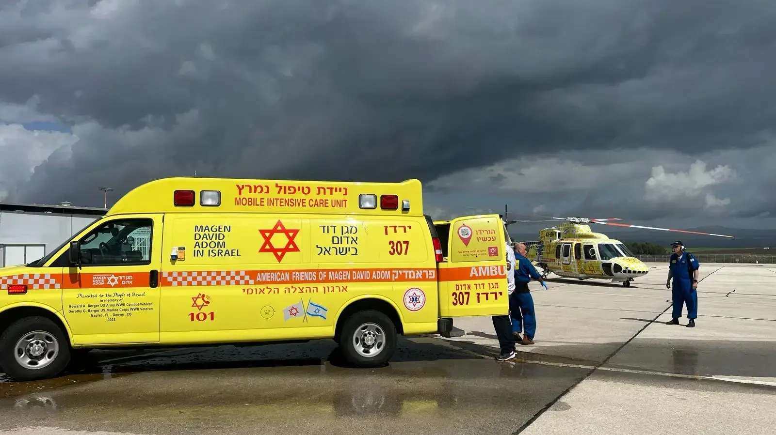פינוי עובדים זרים שנפגעו מטיל נ"ט בעת שעבדו במטע באצבע הגליל, 4 במרץ 2024 פינוי עובדים זרים שנפגעו מטיל נ"ט בעת שעבדו במטע באצבע הגליל, 4 במרץ 2024