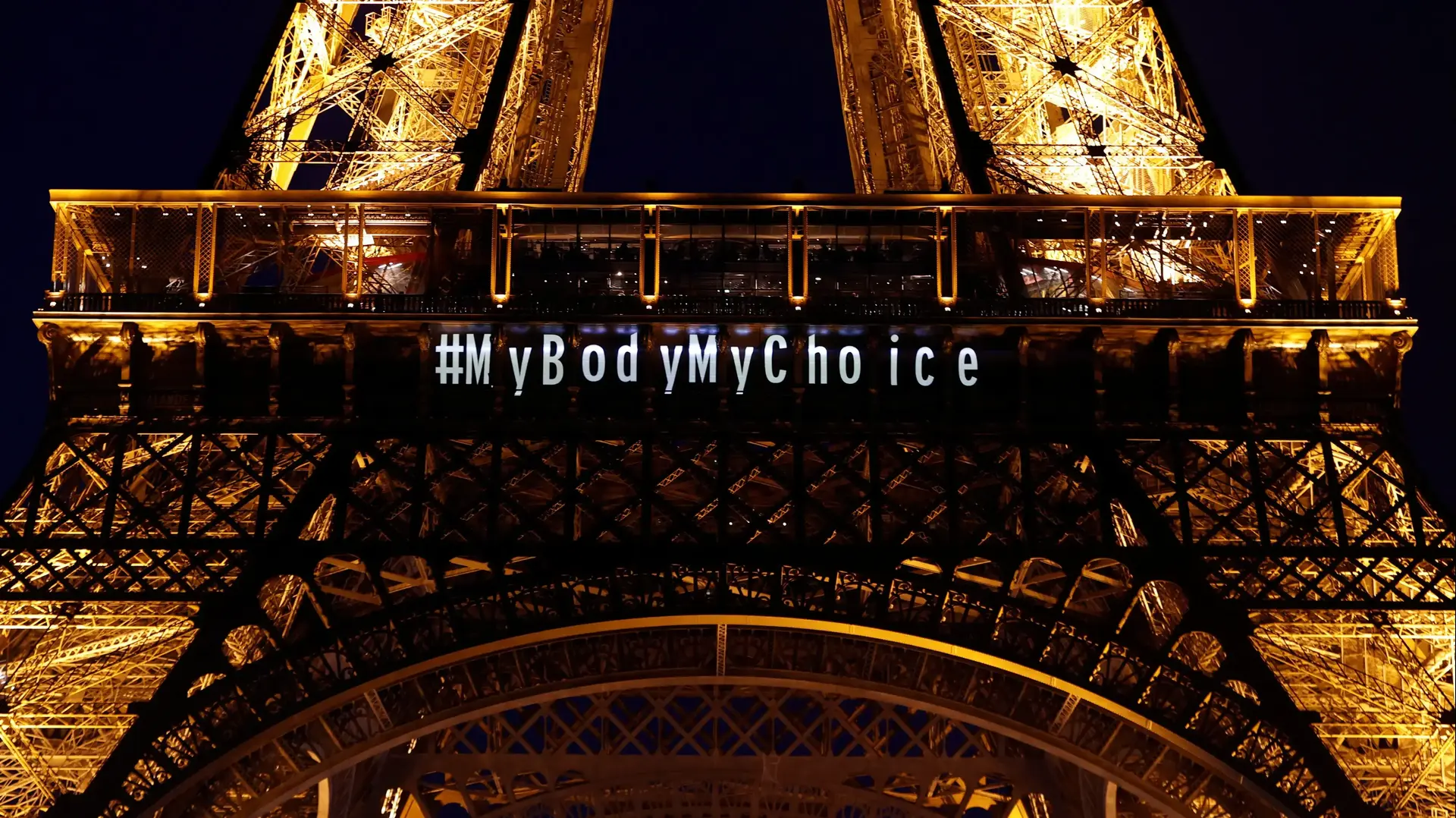 מגדל האייפל בפריז מואר עם הכתובת MyBodyMyChice לאחר אישור עיגון הזכות להפלה בפרלמנט הצרפתי, 4 במרץ 2024 מגדל האייפל בפריז מואר עם הכתובת MyBodyMyChice לאחר אישור עיגון הזכות להפלה בפרלמנט הצרפתי, 4 במרץ 2024