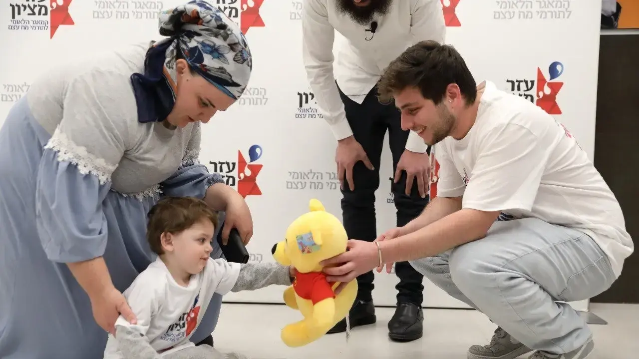 נדב והודיה נפגשים אחרי שתרם לה מח עצם