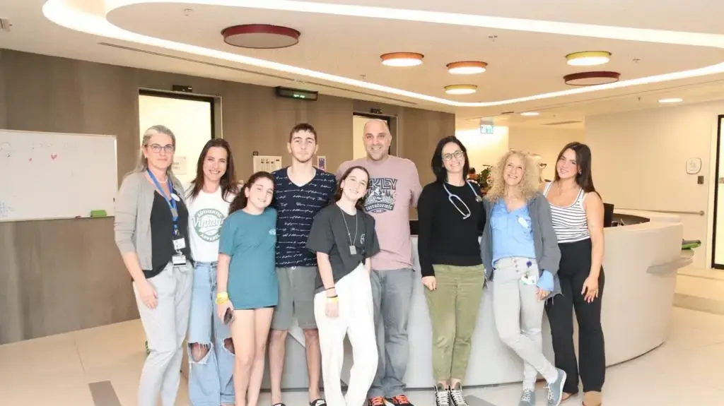 פרופ' גילת לבני עם עמית שני ששוחרר משבי חמאס ומשפחתו פרופ' גילת לבני עם עמית שני ששוחרר משבי חמאס ומשפחתו