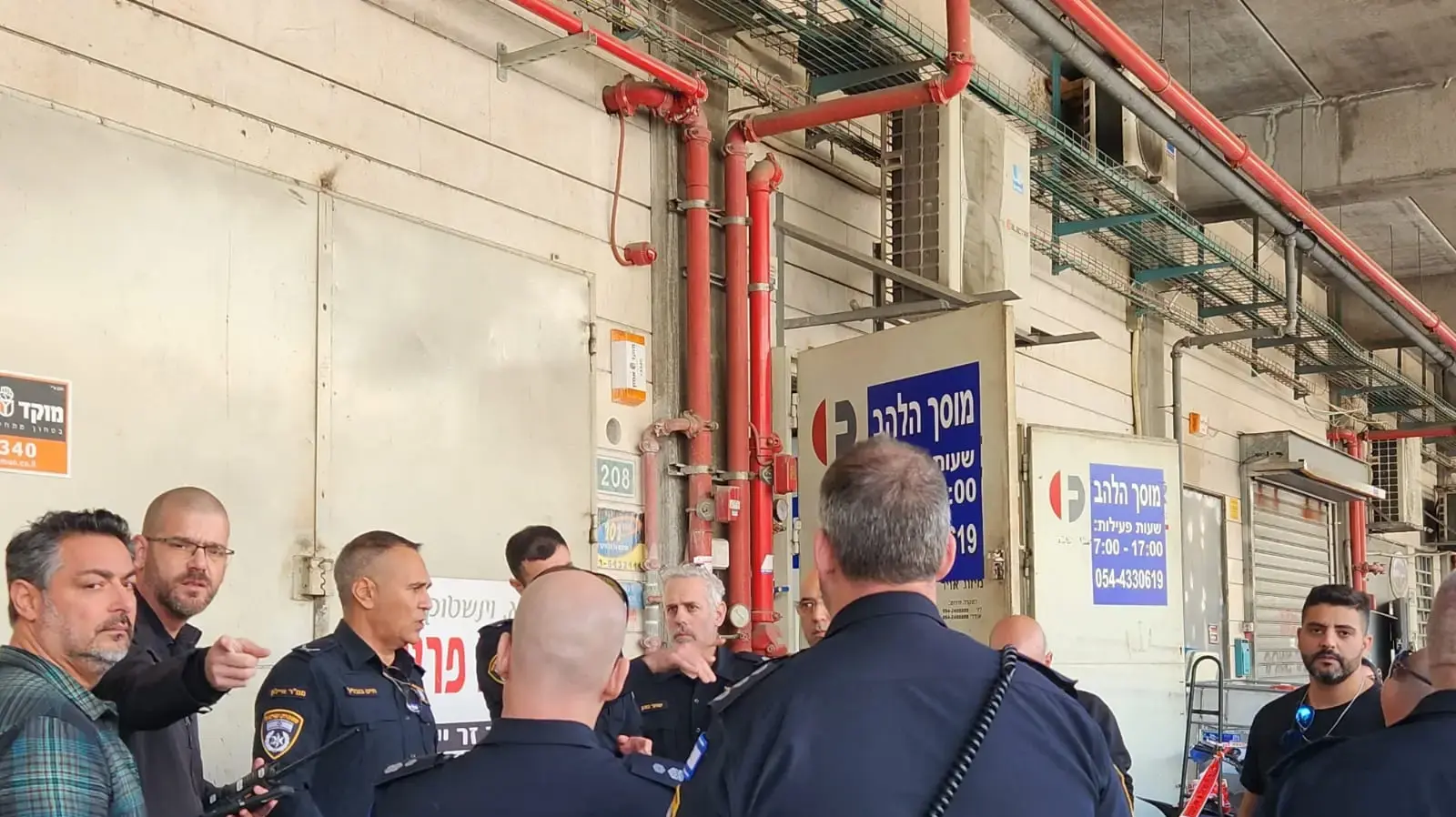 מפקד מרחב איילון תנ"צ חיים בובליל בהערכת מצב בזירת ירי בגבר במוסך באיזור תעשייה חולון, 5 במרץ 2024 מפקד מרחב איילון תנ"צ חיים בובליל בהערכת מצב בזירת ירי בגבר במוסך באיזור תעשייה חולון, 5 במרץ 2024