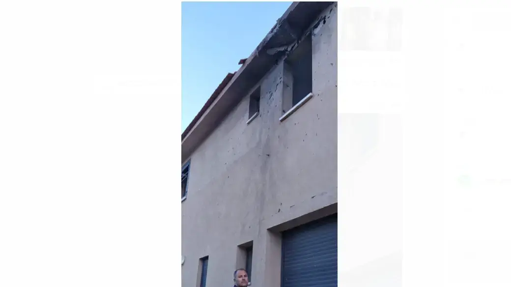 שלומי חתואל ליד בית הוריו שנפגע שלומי חתואל ליד בית הוריו שנפגע