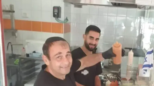 אשר ויואב שמולה בפלאפל בנימין בראשלצ אשר ויואב שמולה בפלאפל בנימין בראשלצ