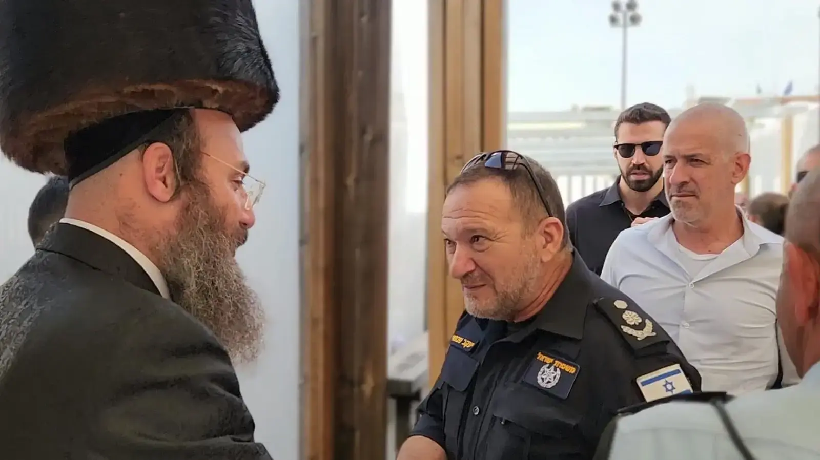 שמשון אלבוים עם המפכ"ל שבתאי וראש השב"כ רונן בר שמשון אלבוים עם המפכ"ל שבתאי וראש השב"כ רונן בר