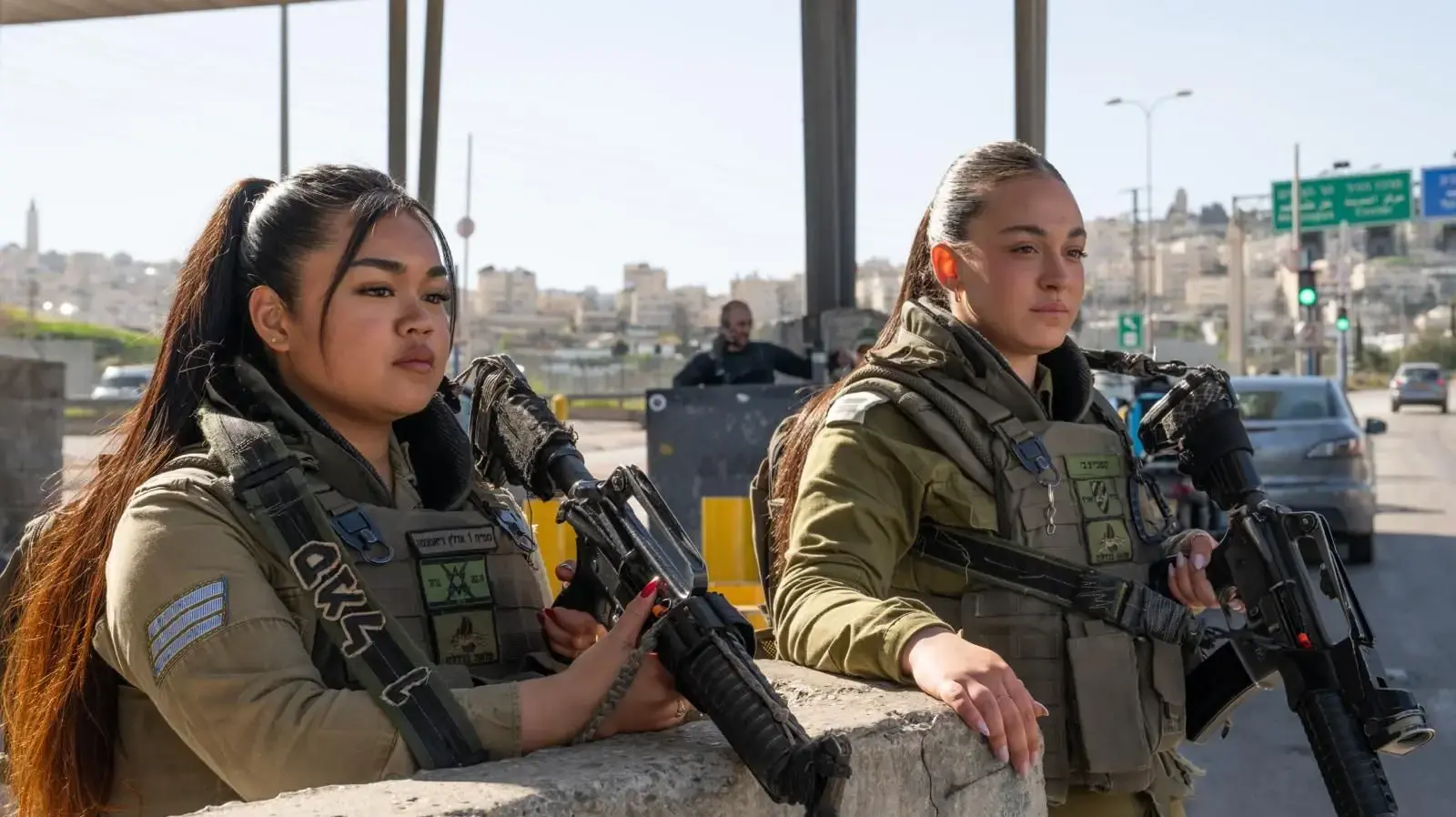 סגן מורן בוחניק וסמלת אדלין דיאמנטה במחסום א-זעים סגן מורן בוחניק וסמלת אדלין דיאמנטה במחסום א-זעים