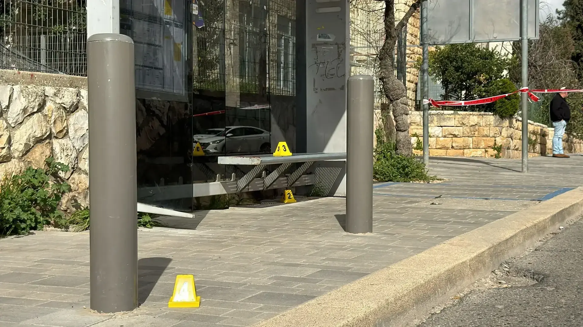 זירת פיגוע דקירה בתחנת אוטובוס, נווה יעקב, ירושלים, 6 במרץ 2024 זירת פיגוע דקירה בתחנת אוטובוס, נווה יעקב, ירושלים, 6 במרץ 2024