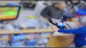אחיו של התוקף נראה משלם לגבר בן ה-70 שהותקף אחיו של התוקף נראה משלם לגבר בן ה-70 שהותקף