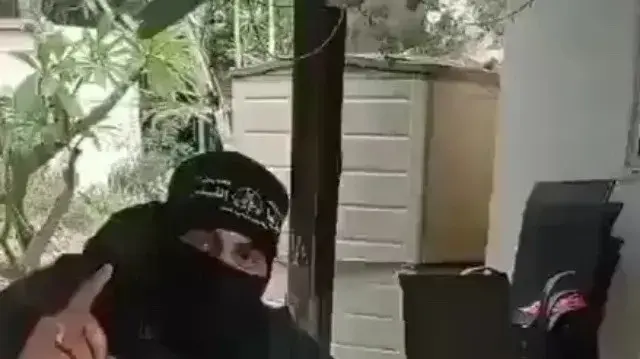 אסתר קוניו, עם המחבלים שחטפו אותה אסתר קוניו, עם המחבלים שחטפו אותה