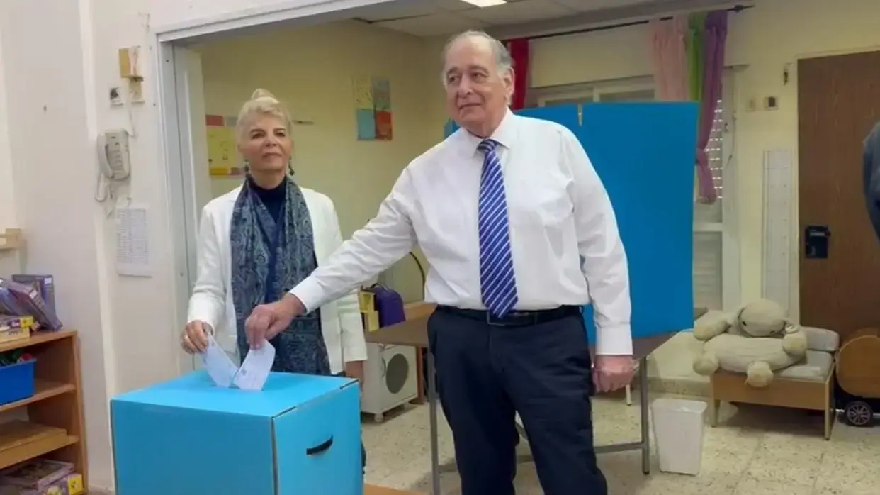 יונה יהב ורעייתו רבקה מצביעים בבחירות בחיפה