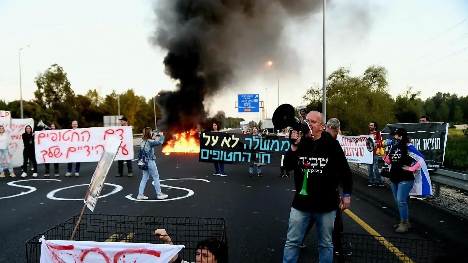 משפחות החטופים חוסמות את כביש 1, 8 במרץ 2024 משפחות החטופים חוסמות את כביש 1, 8 במרץ 2024