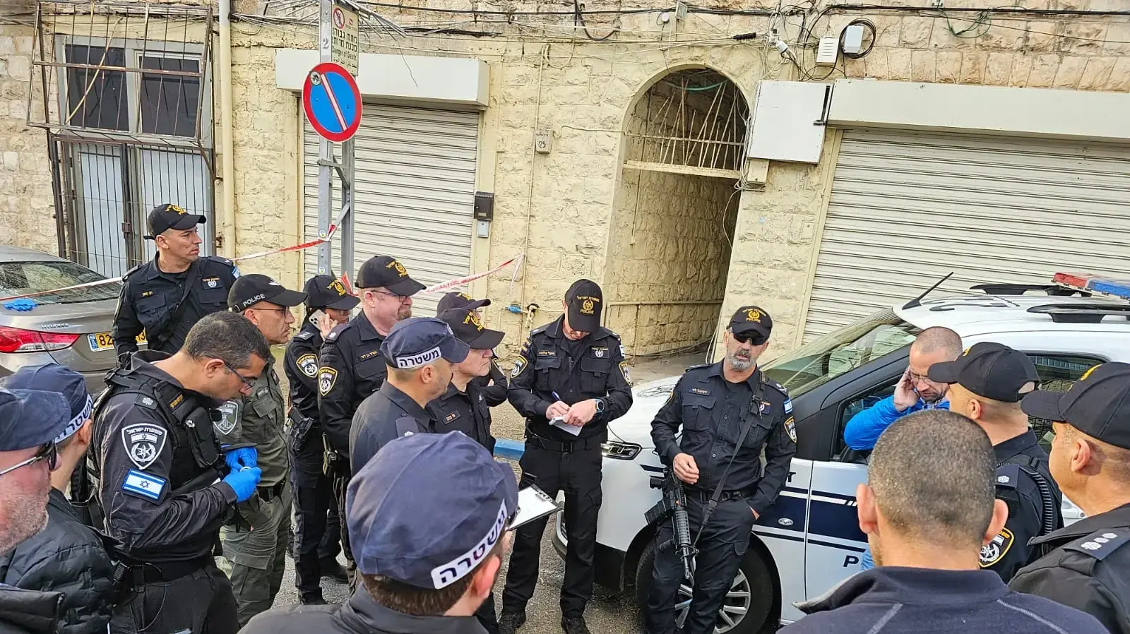 מפקד המחוז ניצב דני לוי במרכז התמונה בזירת האירוע בחיפה, 9 במרץ 2024 מפקד המחוז ניצב דני לוי במרכז התמונה בזירת האירוע בחיפה, 9 במרץ 2024