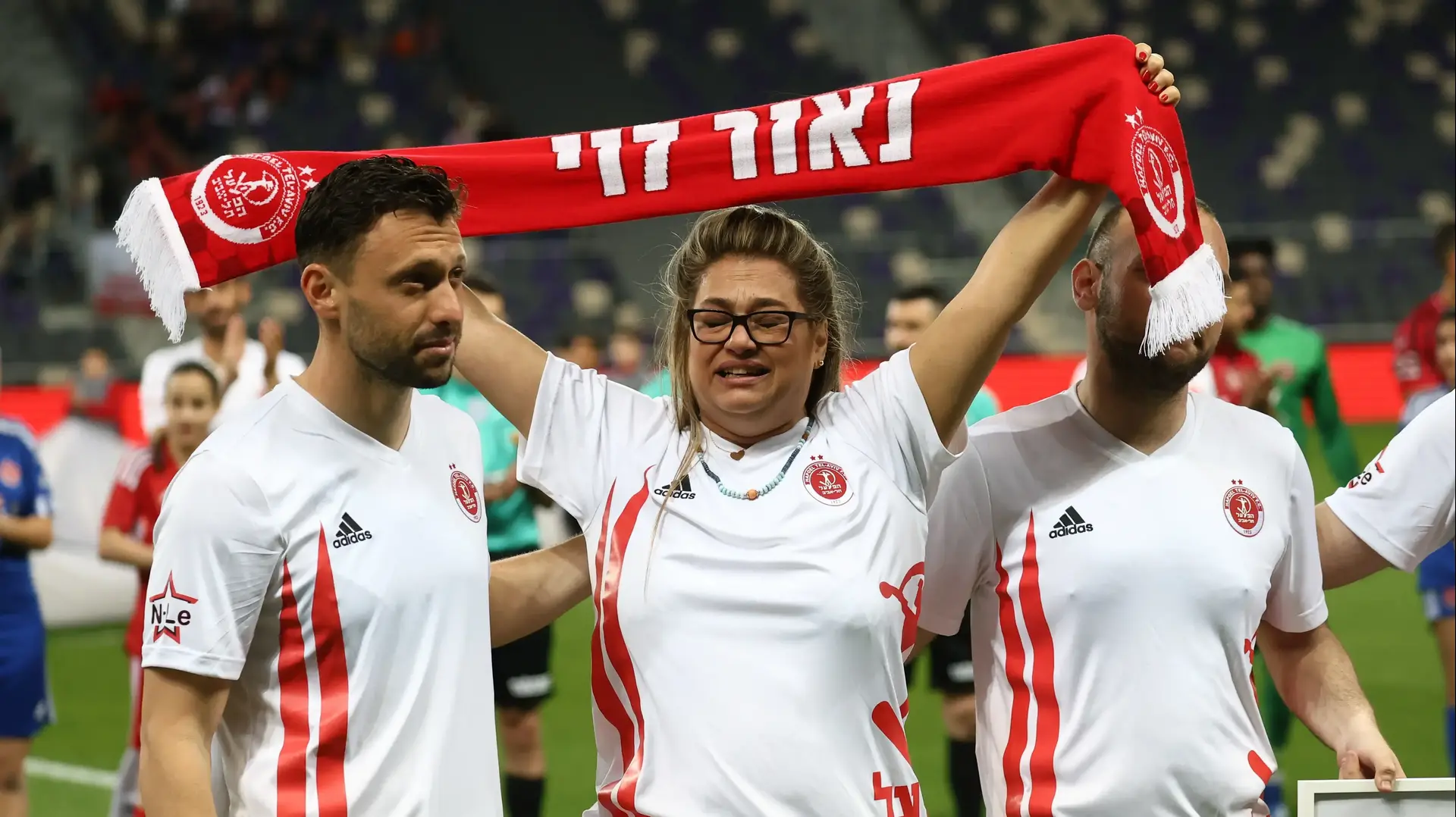 אימו של נאור לוי ז"ל, לצד שחקן הפועל תל אביב עומרי אלטמן אימו של נאור לוי ז"ל, לצד שחקן הפועל תל אביב עומרי אלטמן