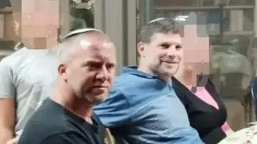 שר האוצר בצלאל סמוטריץ' לצד בן דודו רס"ן (מיל') עמישר בן דוד שנפל בקרב ברצועת עזה שר האוצר בצלאל סמוטריץ' לצד בן דודו רס"ן (מיל') עמישר בן דוד שנפל בקרב ברצועת עזה