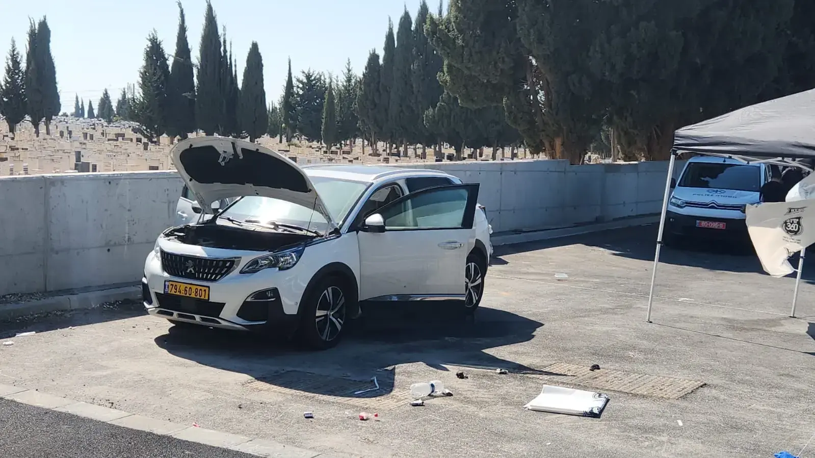 המכונית בה נמצאה גופה ליד בית העלמין, ראשון לציון, 11 במרץ 2024 המכונית בה נמצאה גופה ליד בית העלמין, ראשון לציון, 11 במרץ 2024