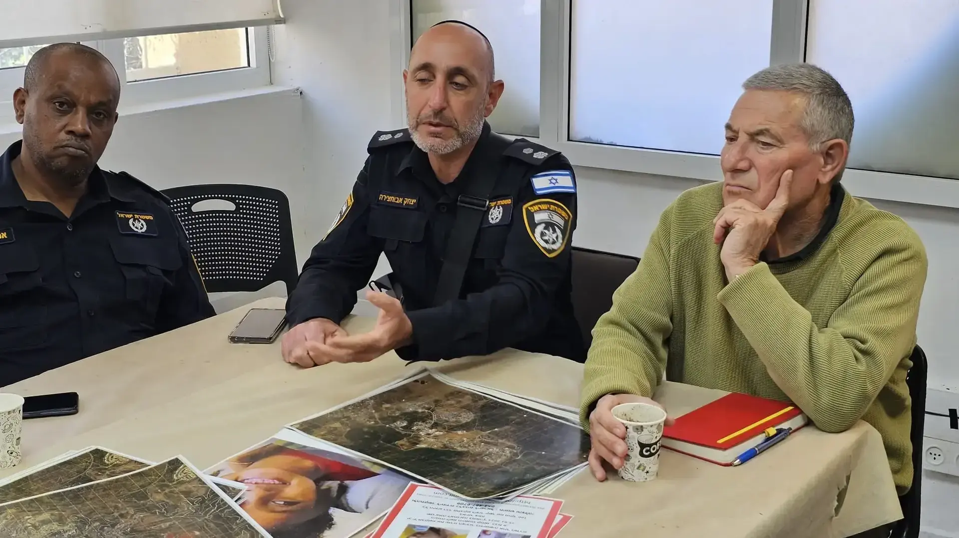 יו״ר הסוכנות היהודית, האלוף (במיל') דורון אלמוג עם מפקד תחנת צפת, סנ״צ יצחק אבוחצירא יו״ר הסוכנות היהודית, האלוף (במיל') דורון אלמוג עם מפקד תחנת צפת, סנ״צ יצחק אבוחצירא