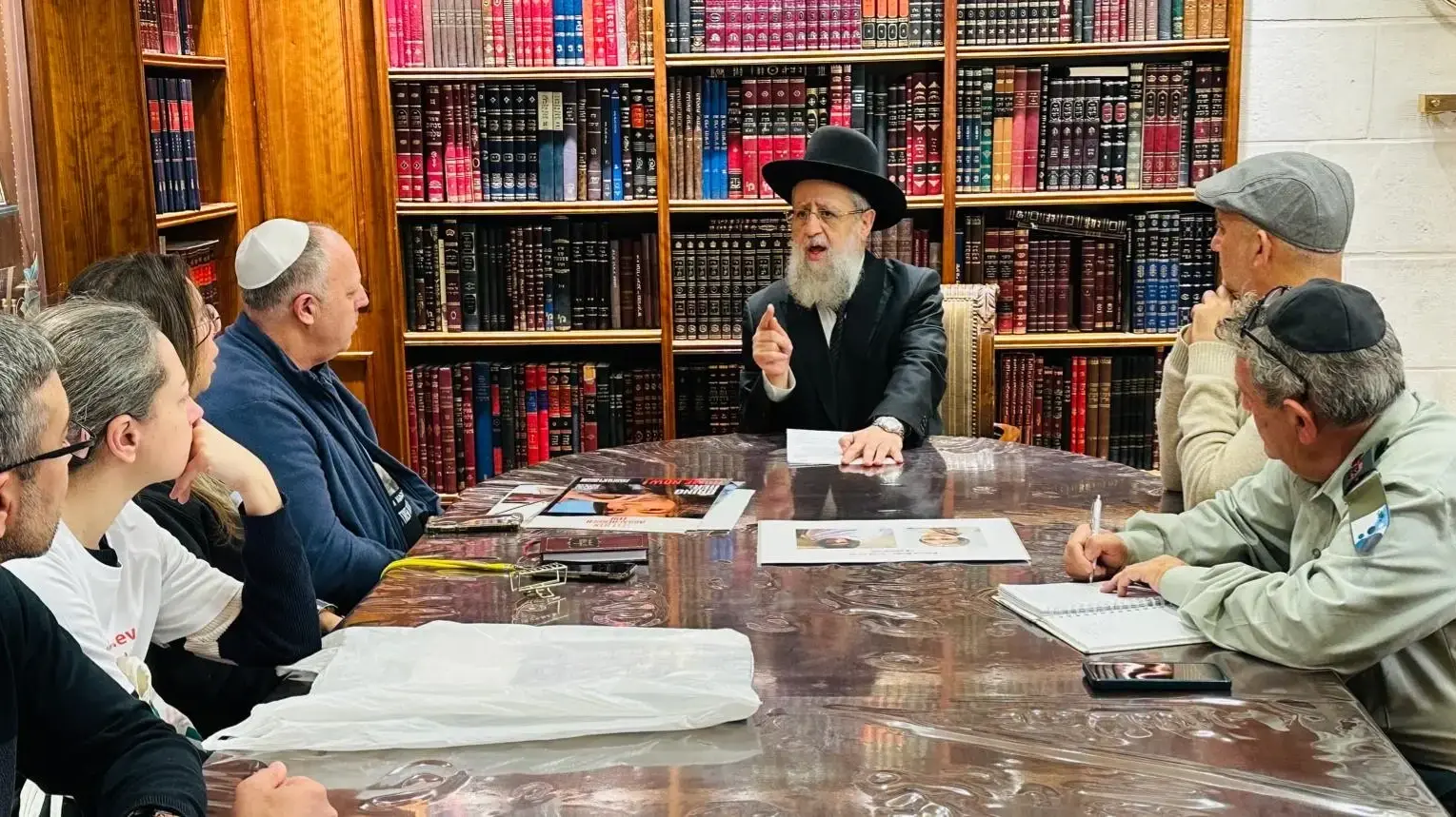 הגאון רבי דוד יוסף עם משפחות החטופים