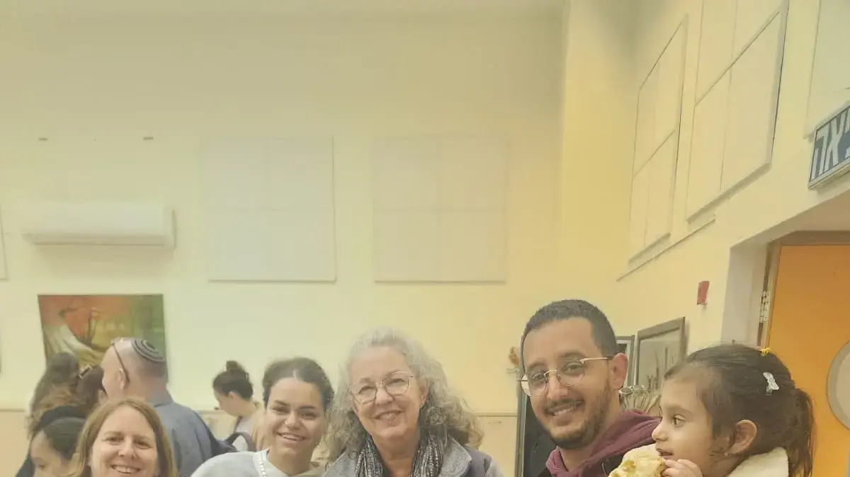 אדווה נחשוני באירוע של ארגון 'העוגן למשפחות המילואים' עם הילדים ובעלה שחזר מעזה יחד עם המתנדבת (הסבתא האמריקנית) אדווה נחשוני באירוע של ארגון 'העוגן למשפחות המילואים' עם הילדים ובעלה שחזר מעזה יחד עם המתנדבת (הסבתא האמריקנית)