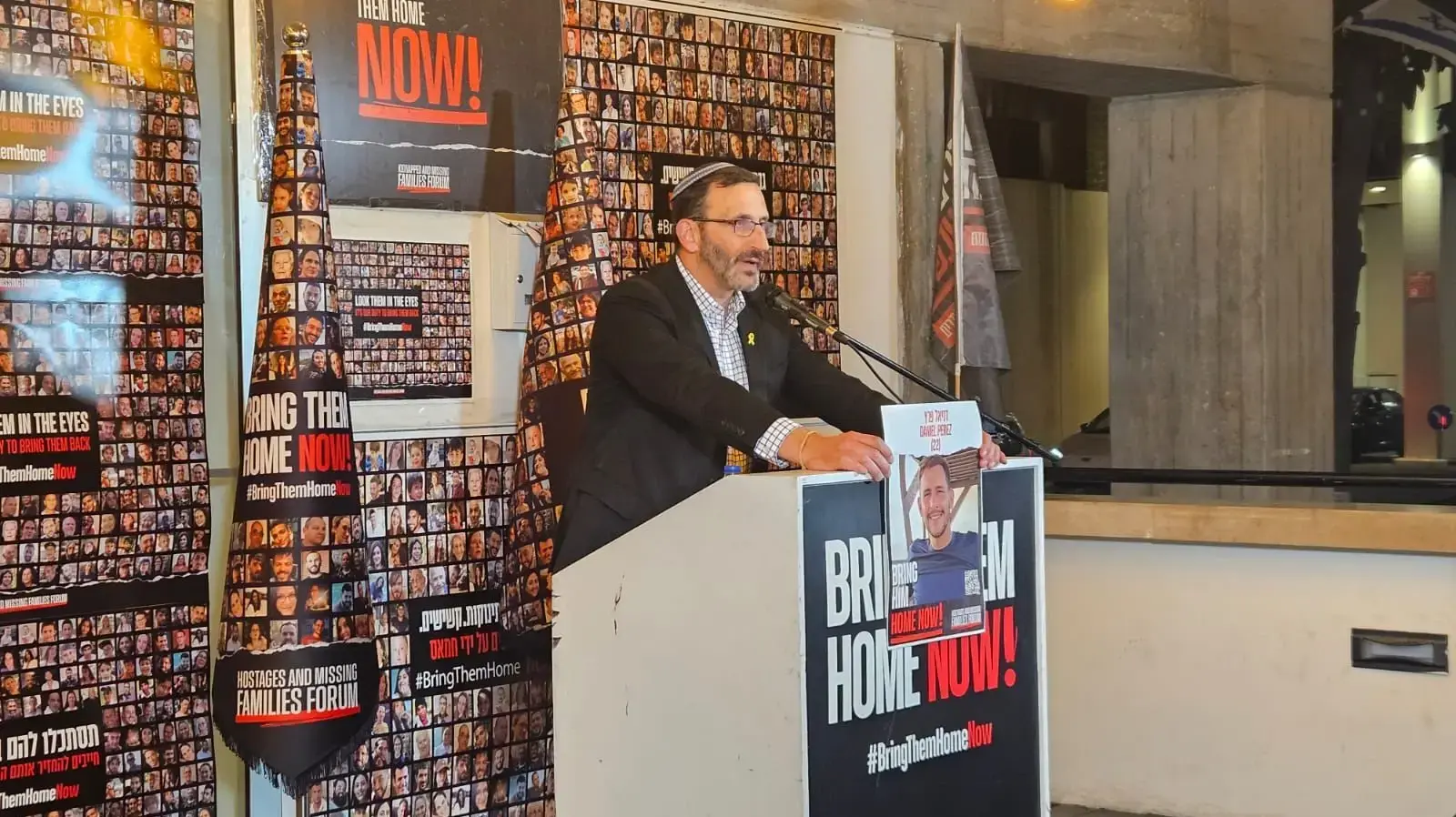 דורון פרץ, אביו של החטוף דניאל פרץ, הציג את תמונת בנו דורון פרץ, אביו של החטוף דניאל פרץ, הציג את תמונת בנו