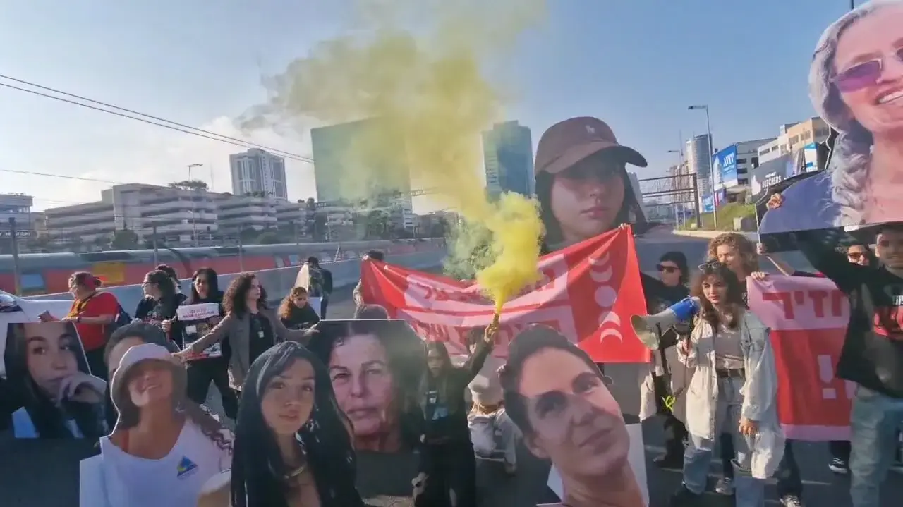 מחאת משפחות החטופים יחד עם מחאת הנשים חוסמות את נתיבי איילון דרום, 14 במרץ 2024 מחאת משפחות החטופים יחד עם מחאת הנשים חוסמות את נתיבי איילון דרום, 14 במרץ 2024